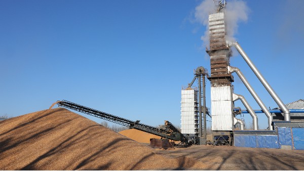 烘糧噸成本降至28元！300噸烘干塔用上秸稈直燃熱風(fēng)爐，相比燃煤一天節(jié)省一萬六！